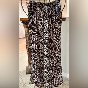 🎁NWT Onzie Leopard Pants S/M🎁
